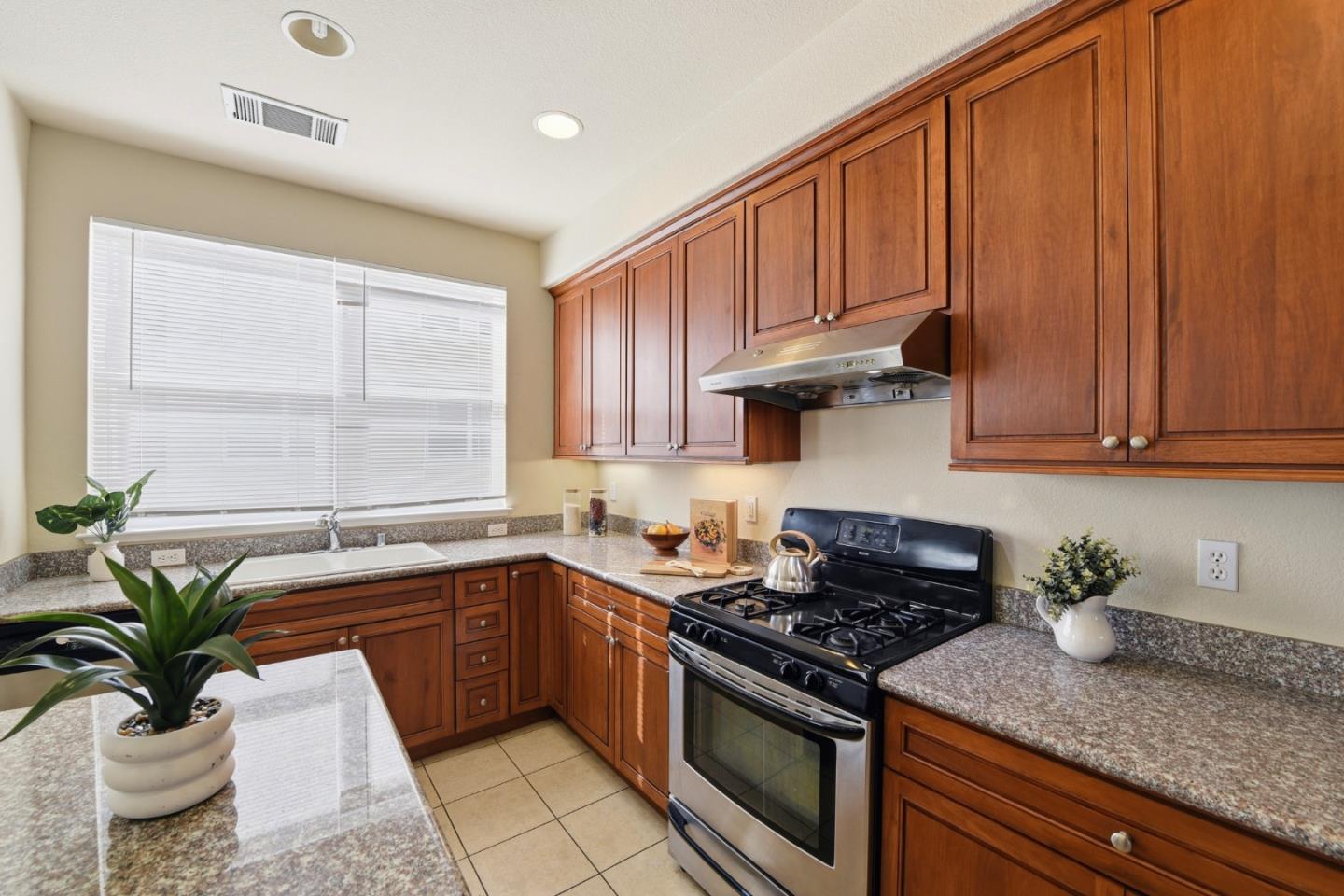 Detail Gallery Image 11 of 32 For 19 N Willard, San Jose,  CA 95126 - 3 Beds | 2/1 Baths