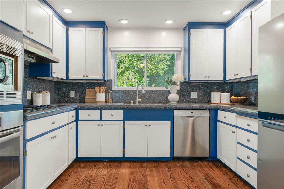 Detail Gallery Image 15 of 49 For 1207 Woodview Ter, Los Altos,  CA 94024 - 5 Beds | 3 Baths