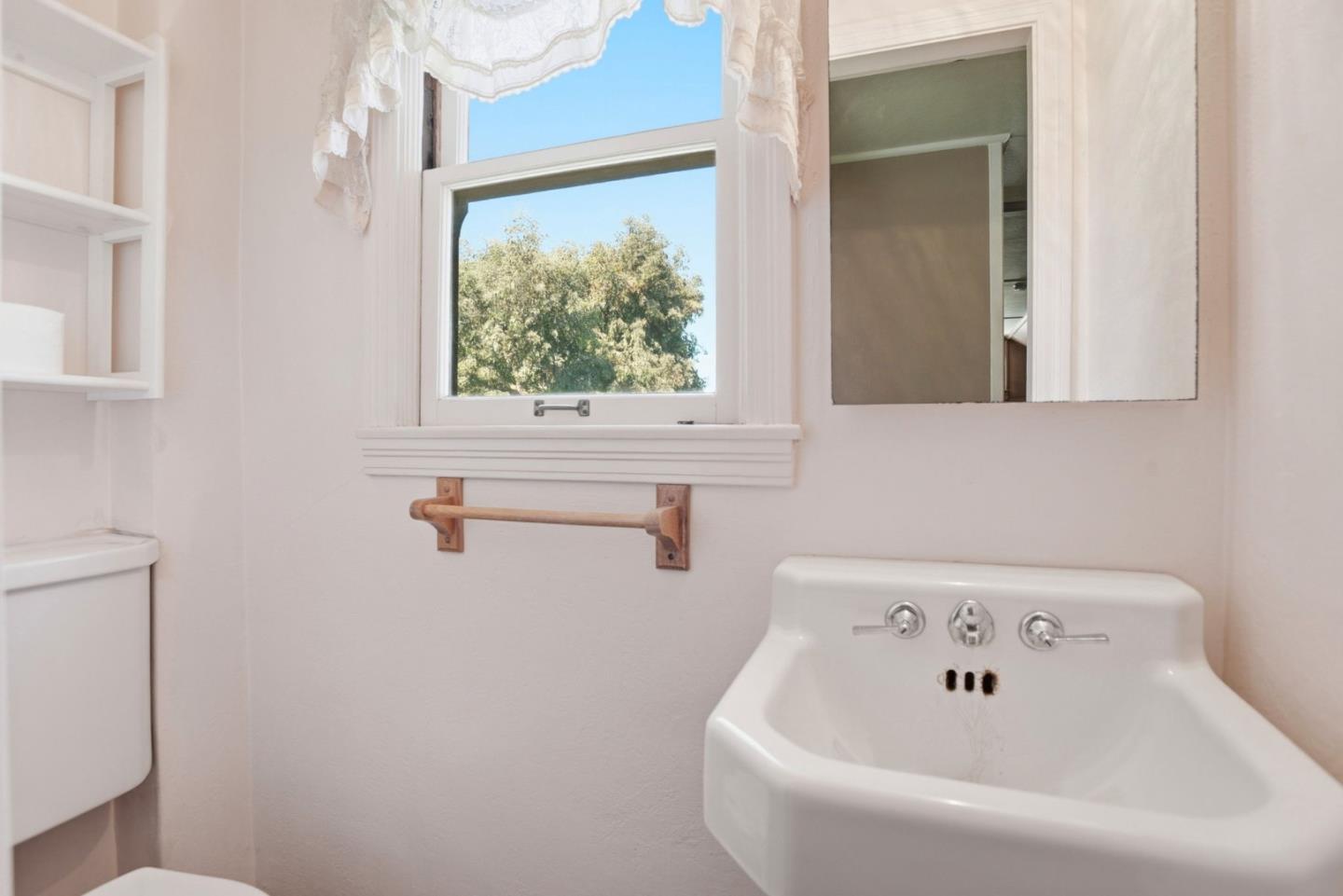 Detail Gallery Image 9 of 42 For 608 Peninsula Ave, Burlingame,  CA 94010 - 4 Beds | 1/1 Baths