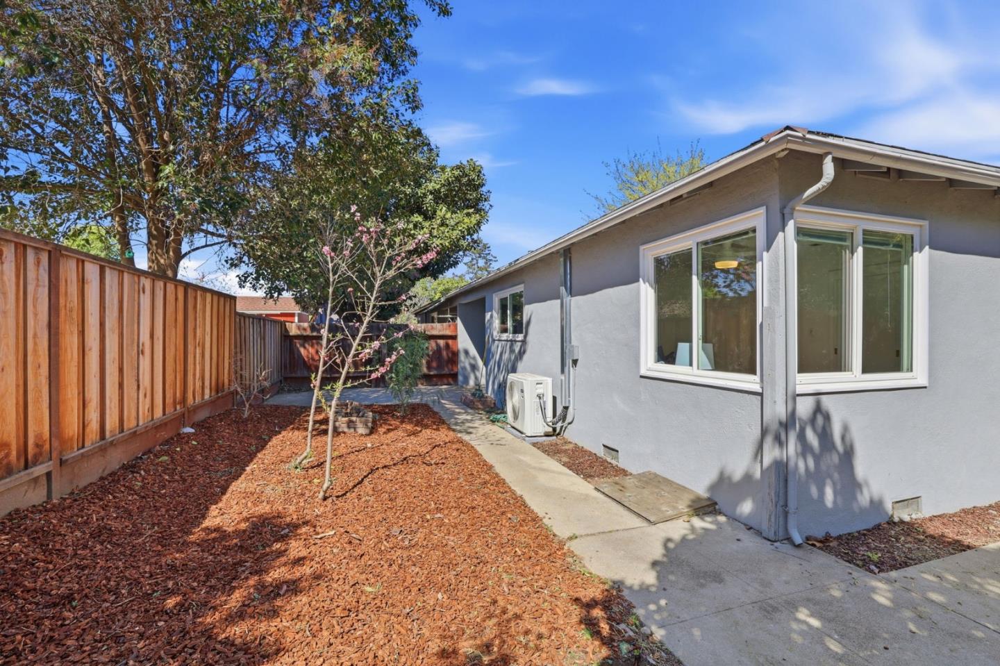 Detail Gallery Image 10 of 37 For 111 Nancy Ct, Mountain View,  CA 94041 - 4 Beds | 2 Baths