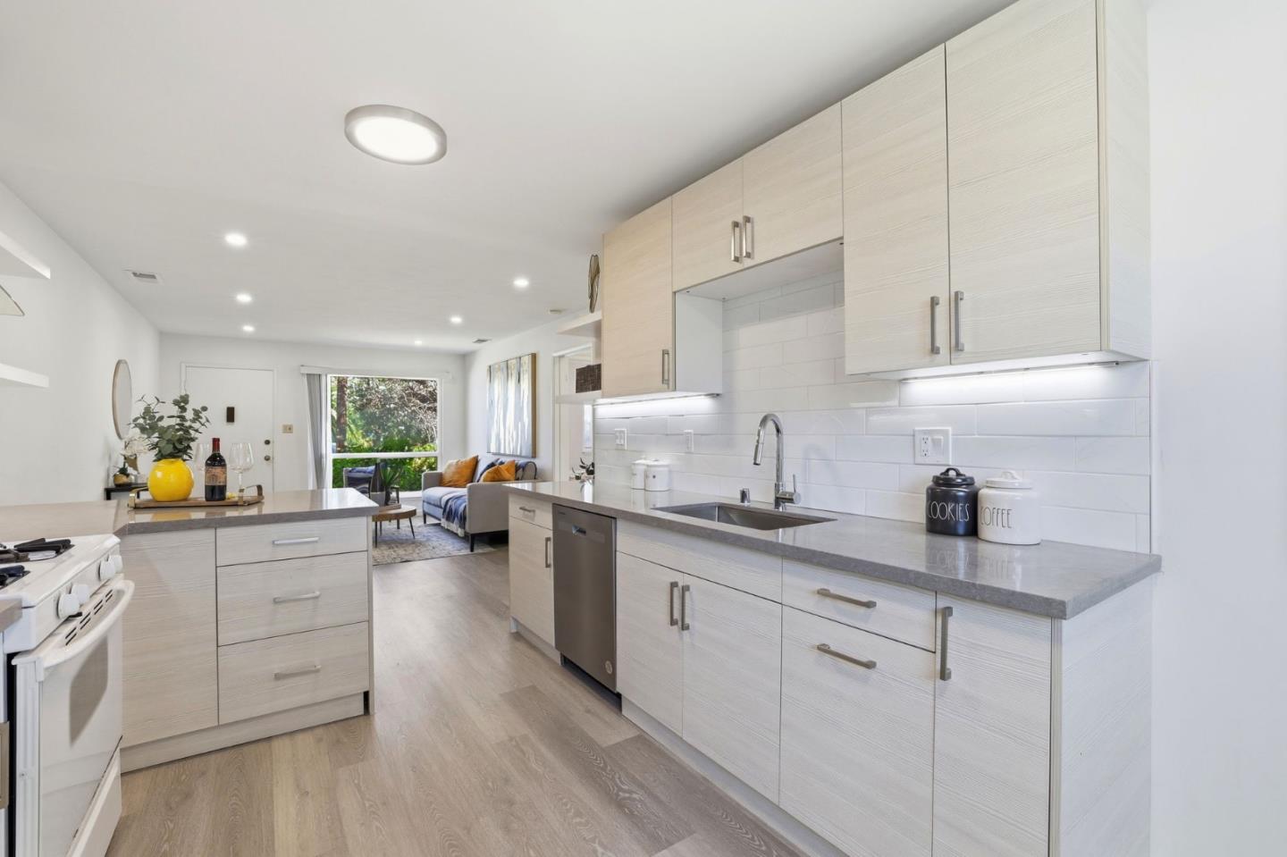 Detail Gallery Image 6 of 37 For 111 Nancy Ct, Mountain View,  CA 94041 - 4 Beds | 2 Baths