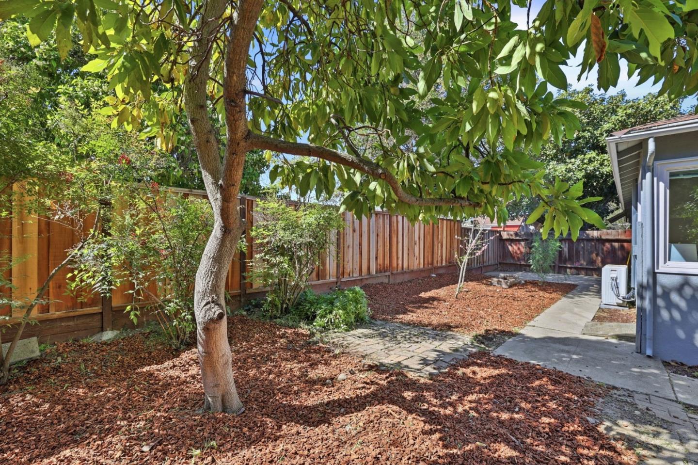 Detail Gallery Image 9 of 37 For 111 Nancy Ct, Mountain View,  CA 94041 - 4 Beds | 2 Baths