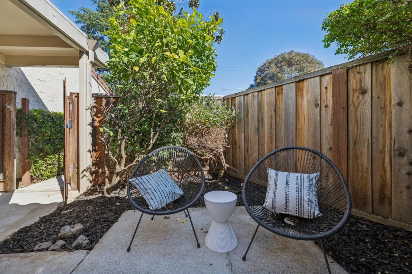 Detail Gallery Image 17 of 27 For 142 Mission Dr, East Palo Alto,  CA 94303 - 2 Beds | 2 Baths