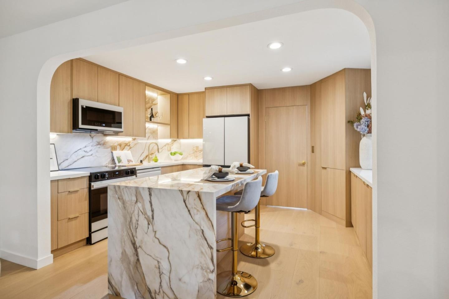 Detail Gallery Image 2 of 27 For 142 Mission Dr, East Palo Alto,  CA 94303 - 2 Beds | 2 Baths