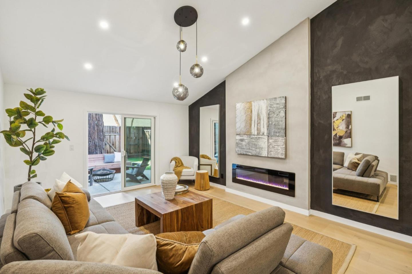 Detail Gallery Image 4 of 27 For 142 Mission Dr, East Palo Alto,  CA 94303 - 2 Beds | 2 Baths