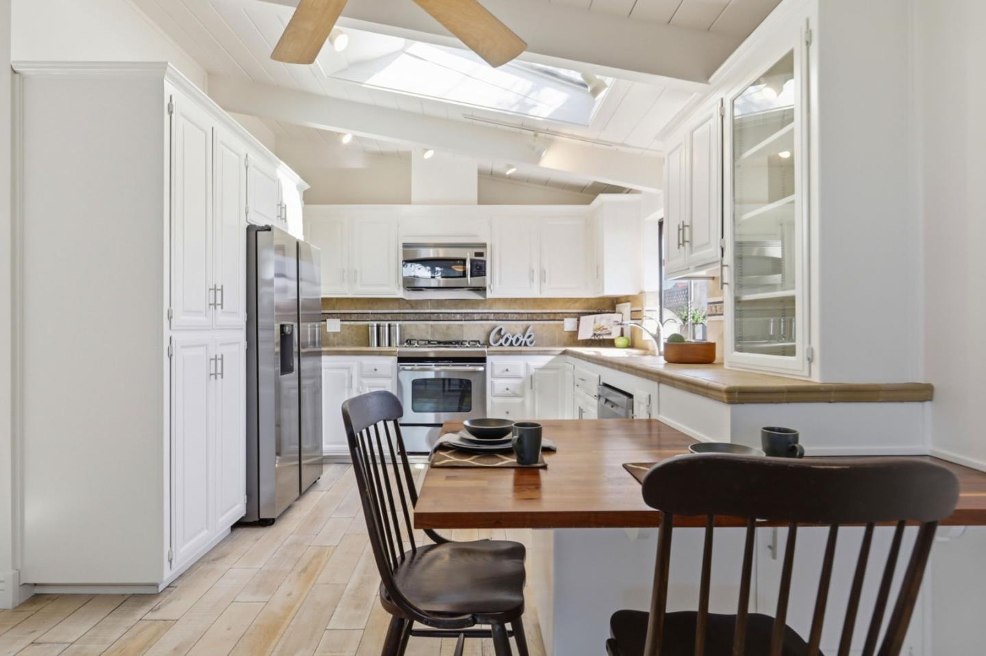 Detail Gallery Image 13 of 40 For 666 Ashbourne Dr, Sunnyvale,  CA 94087 - 4 Beds | 2/1 Baths