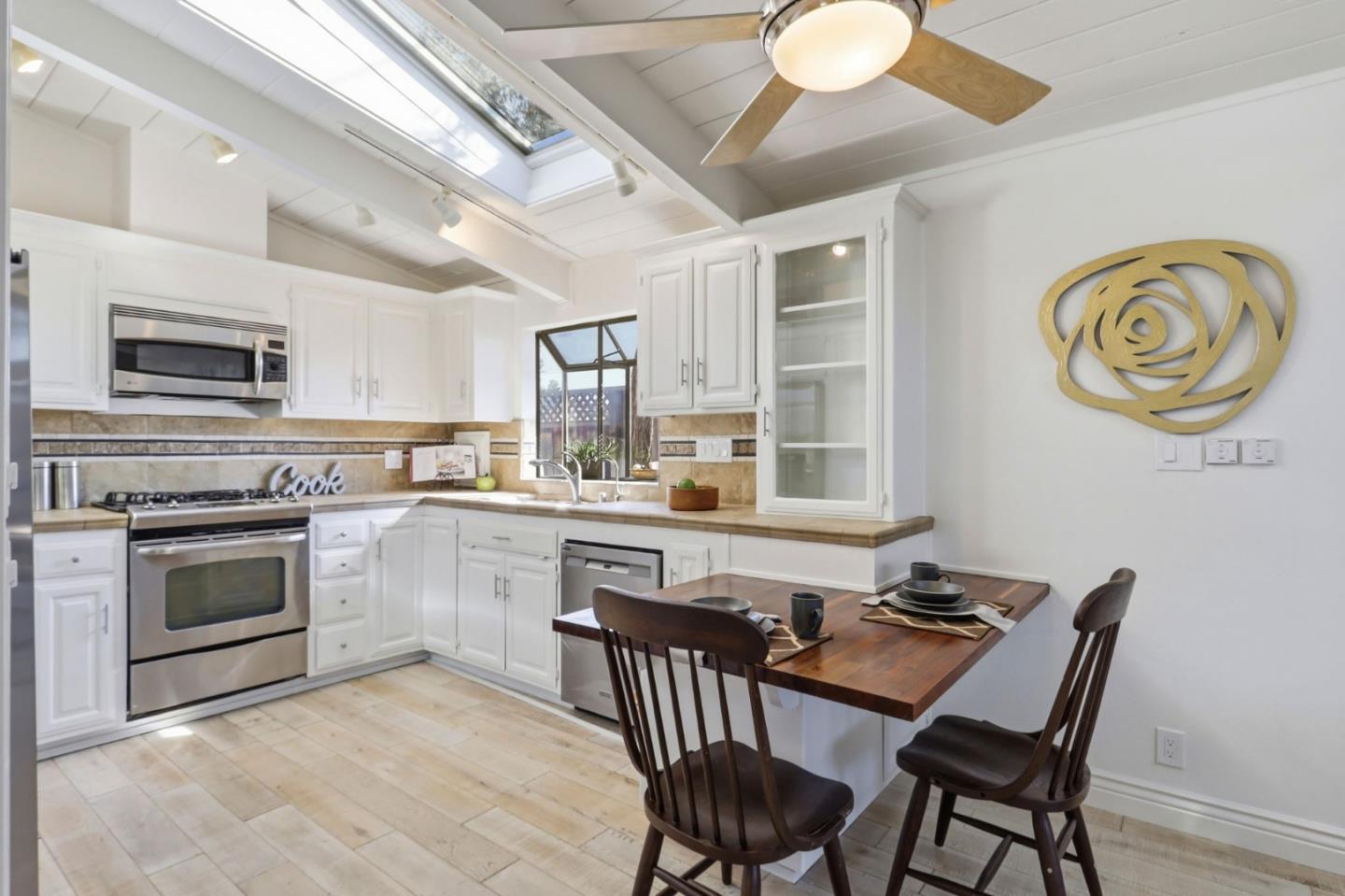 Detail Gallery Image 14 of 40 For 666 Ashbourne Dr, Sunnyvale,  CA 94087 - 4 Beds | 2/1 Baths