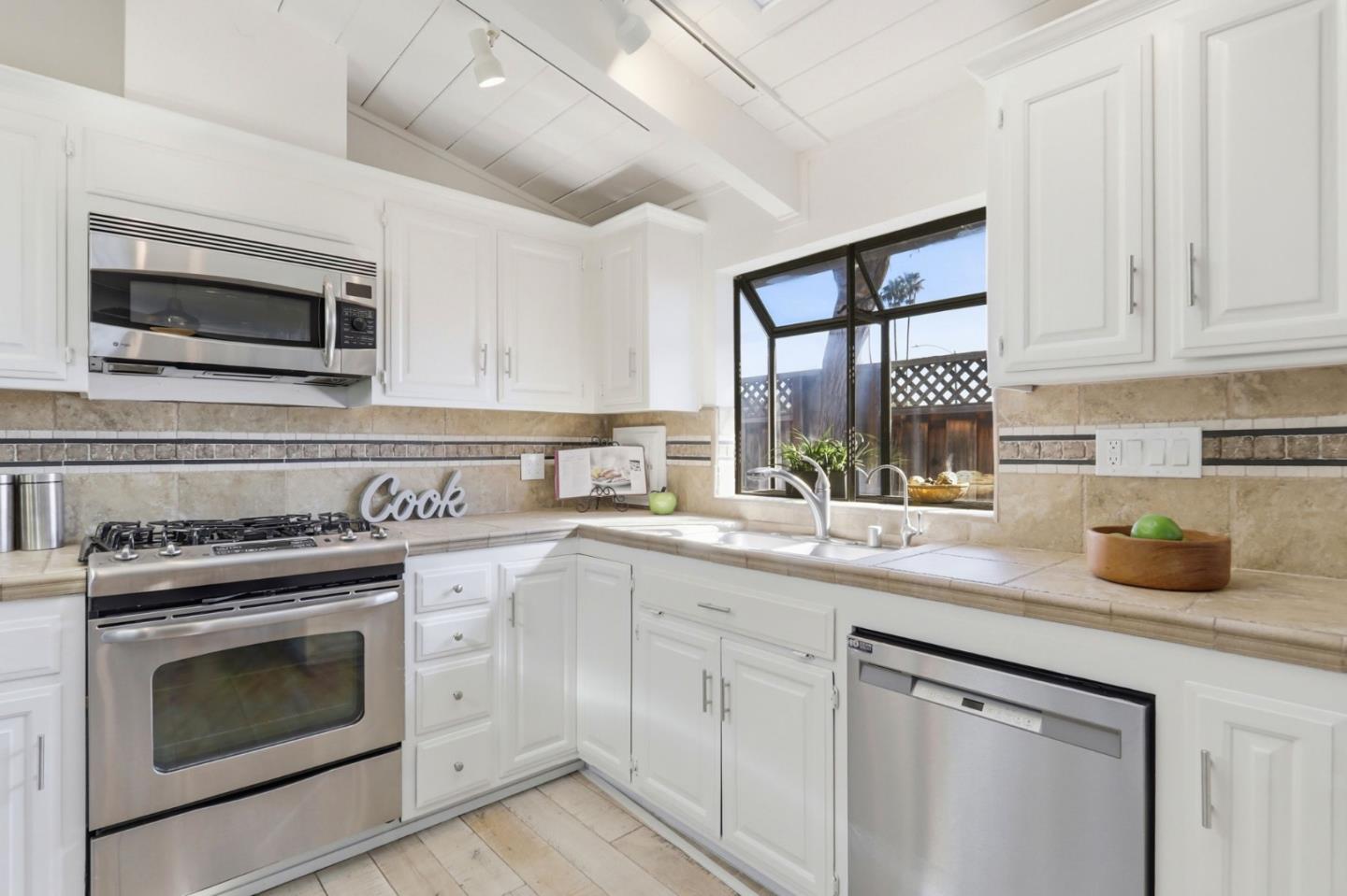 Detail Gallery Image 15 of 40 For 666 Ashbourne Dr, Sunnyvale,  CA 94087 - 4 Beds | 2/1 Baths