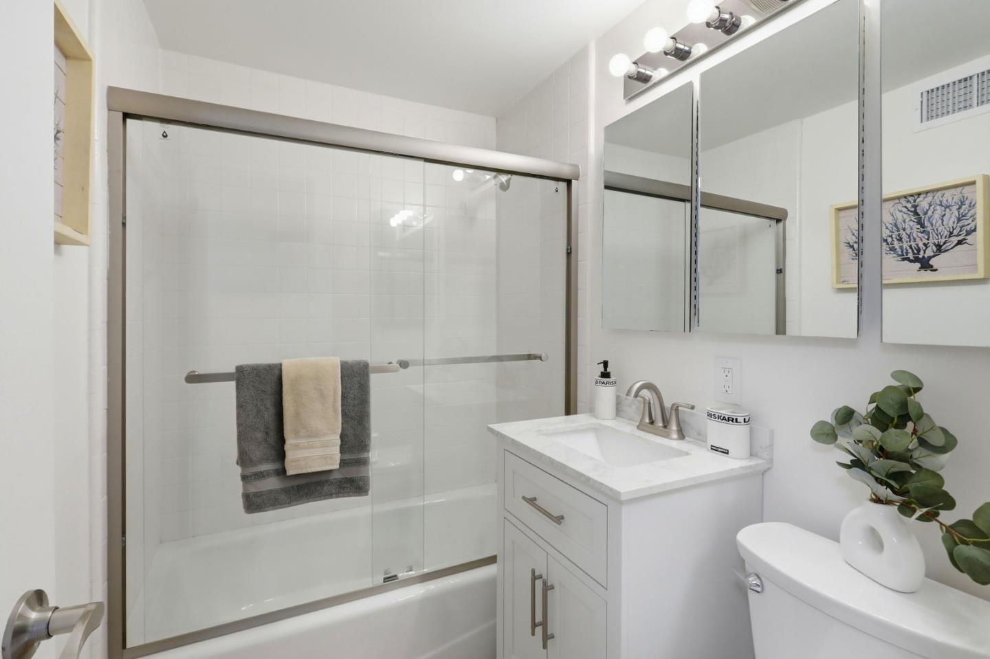 Detail Gallery Image 31 of 40 For 666 Ashbourne Dr, Sunnyvale,  CA 94087 - 4 Beds | 2/1 Baths