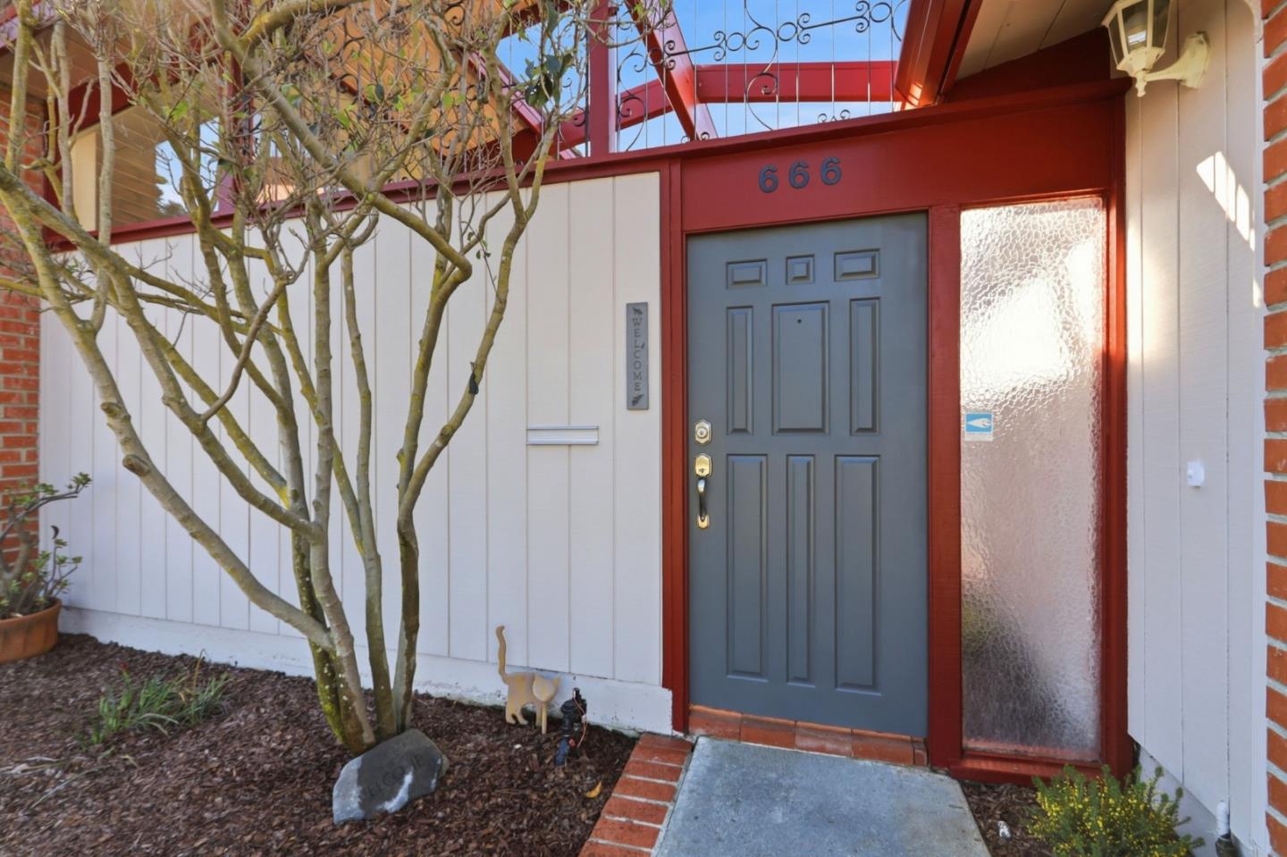 Detail Gallery Image 5 of 40 For 666 Ashbourne Dr, Sunnyvale,  CA 94087 - 4 Beds | 2/1 Baths