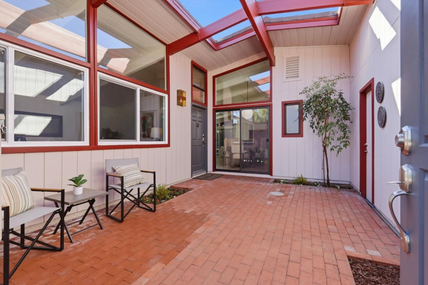 Detail Gallery Image 6 of 40 For 666 Ashbourne Dr, Sunnyvale,  CA 94087 - 4 Beds | 2/1 Baths