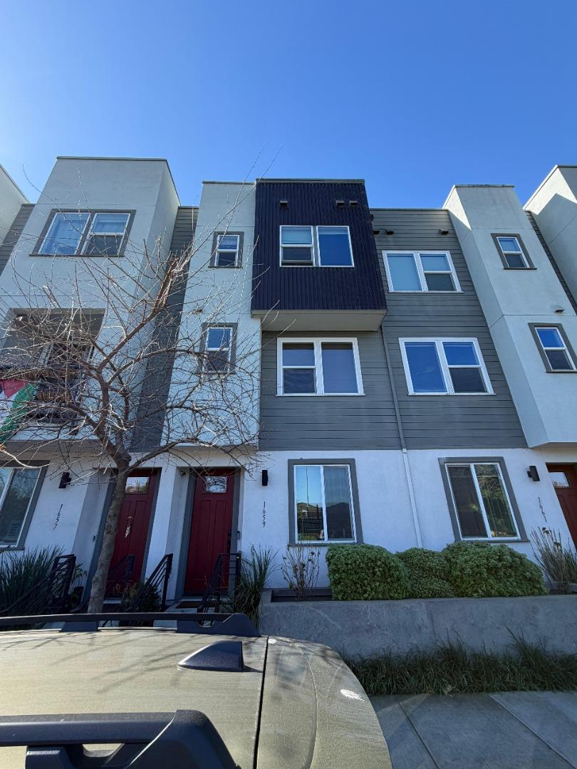 Detail Gallery Image 3 of 19 For 1659 18th, Oakland,  CA 94607 - 2 Beds | 2/2 Baths