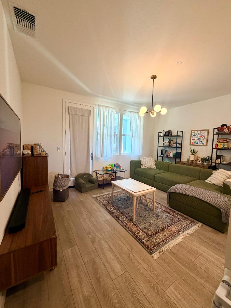 Detail Gallery Image 4 of 19 For 1659 18th, Oakland,  CA 94607 - 2 Beds | 2/2 Baths