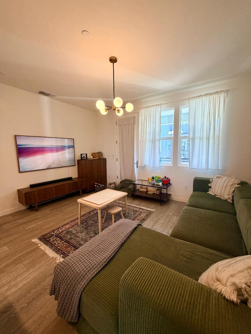 Detail Gallery Image 5 of 19 For 1659 18th, Oakland,  CA 94607 - 2 Beds | 2/2 Baths