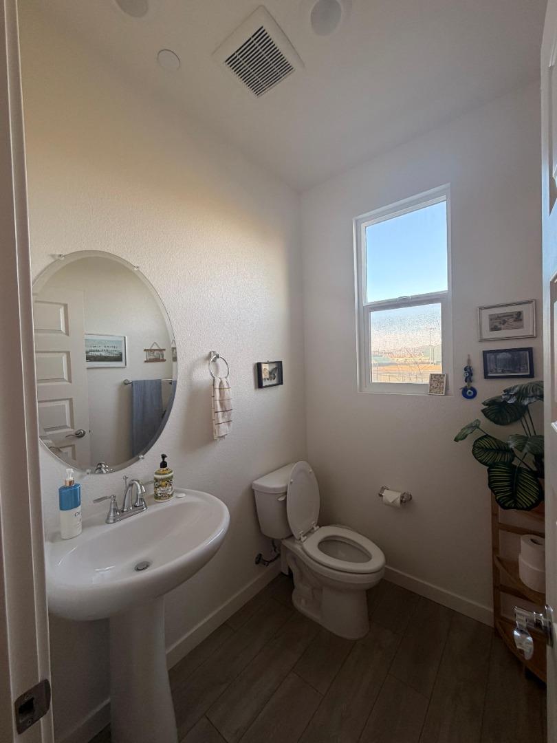 Detail Gallery Image 9 of 19 For 1659 18th, Oakland,  CA 94607 - 2 Beds | 2/2 Baths