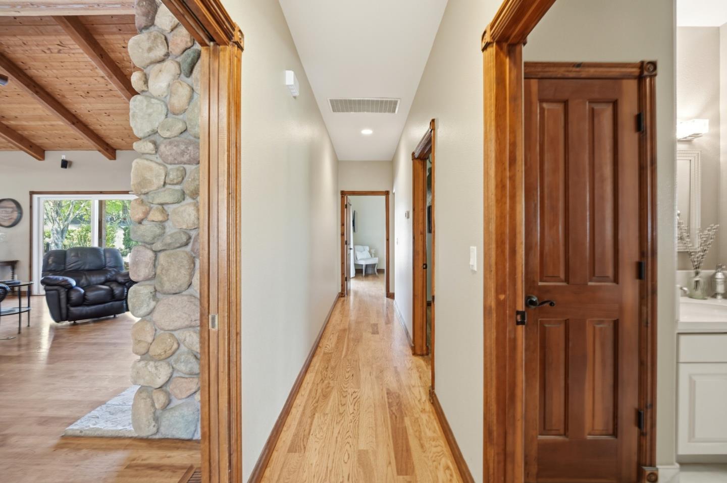 Detail Gallery Image 11 of 39 For 370 Union Hts, Hollister,  CA 95023 - 4 Beds | 3 Baths