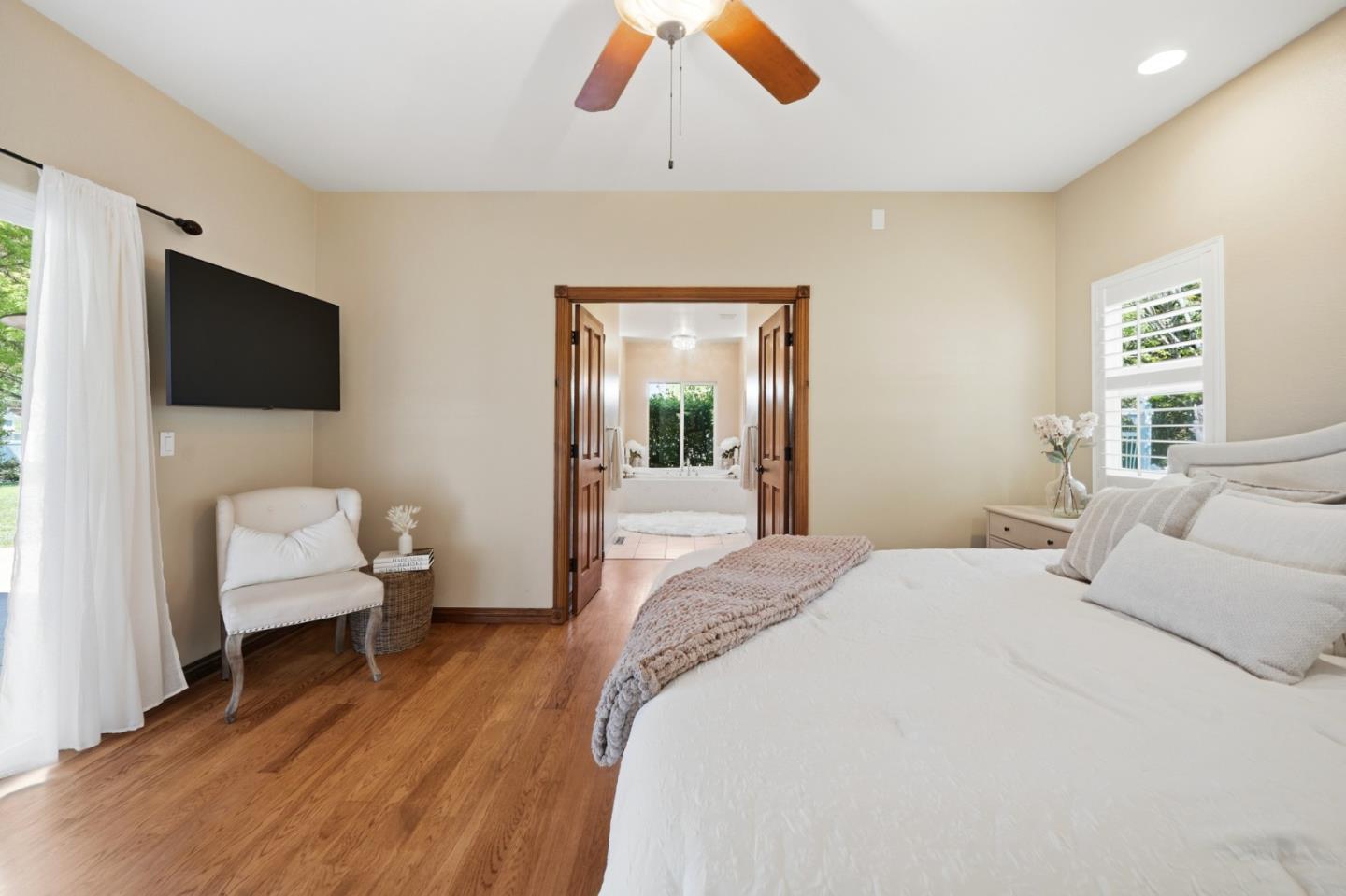 Detail Gallery Image 12 of 39 For 370 Union Hts, Hollister,  CA 95023 - 4 Beds | 3 Baths