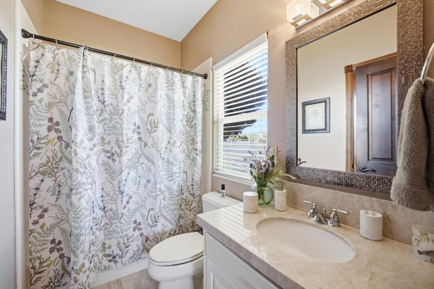 Detail Gallery Image 19 of 39 For 370 Union Hts, Hollister,  CA 95023 - 4 Beds | 3 Baths