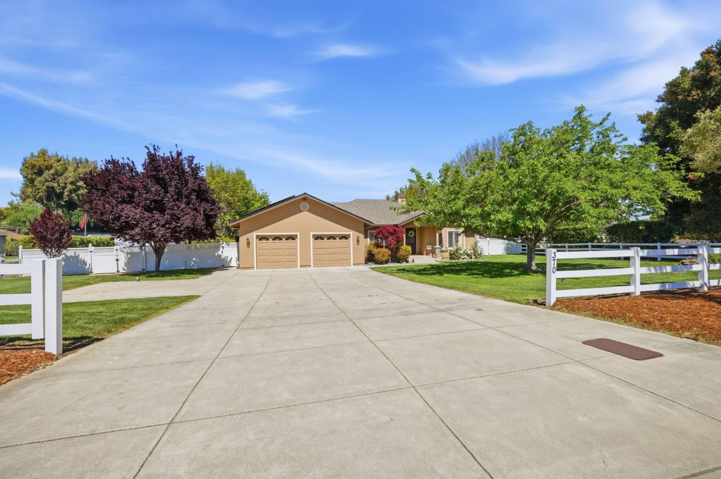 Detail Gallery Image 2 of 39 For 370 Union Hts, Hollister,  CA 95023 - 4 Beds | 3 Baths