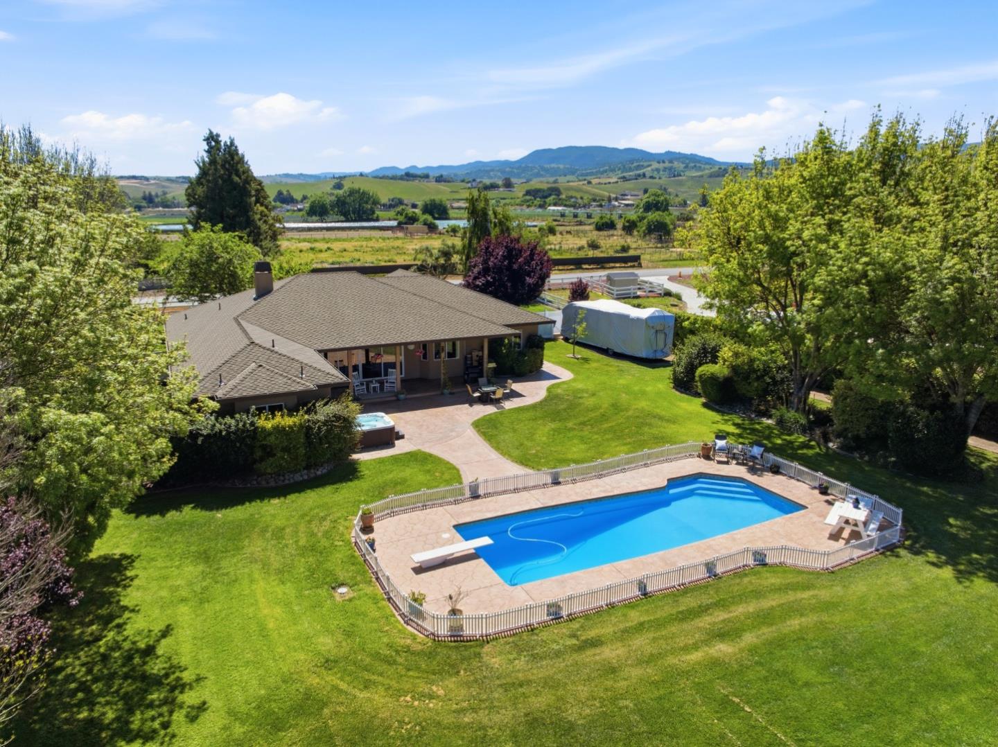 Detail Gallery Image 27 of 39 For 370 Union Hts, Hollister,  CA 95023 - 4 Beds | 3 Baths