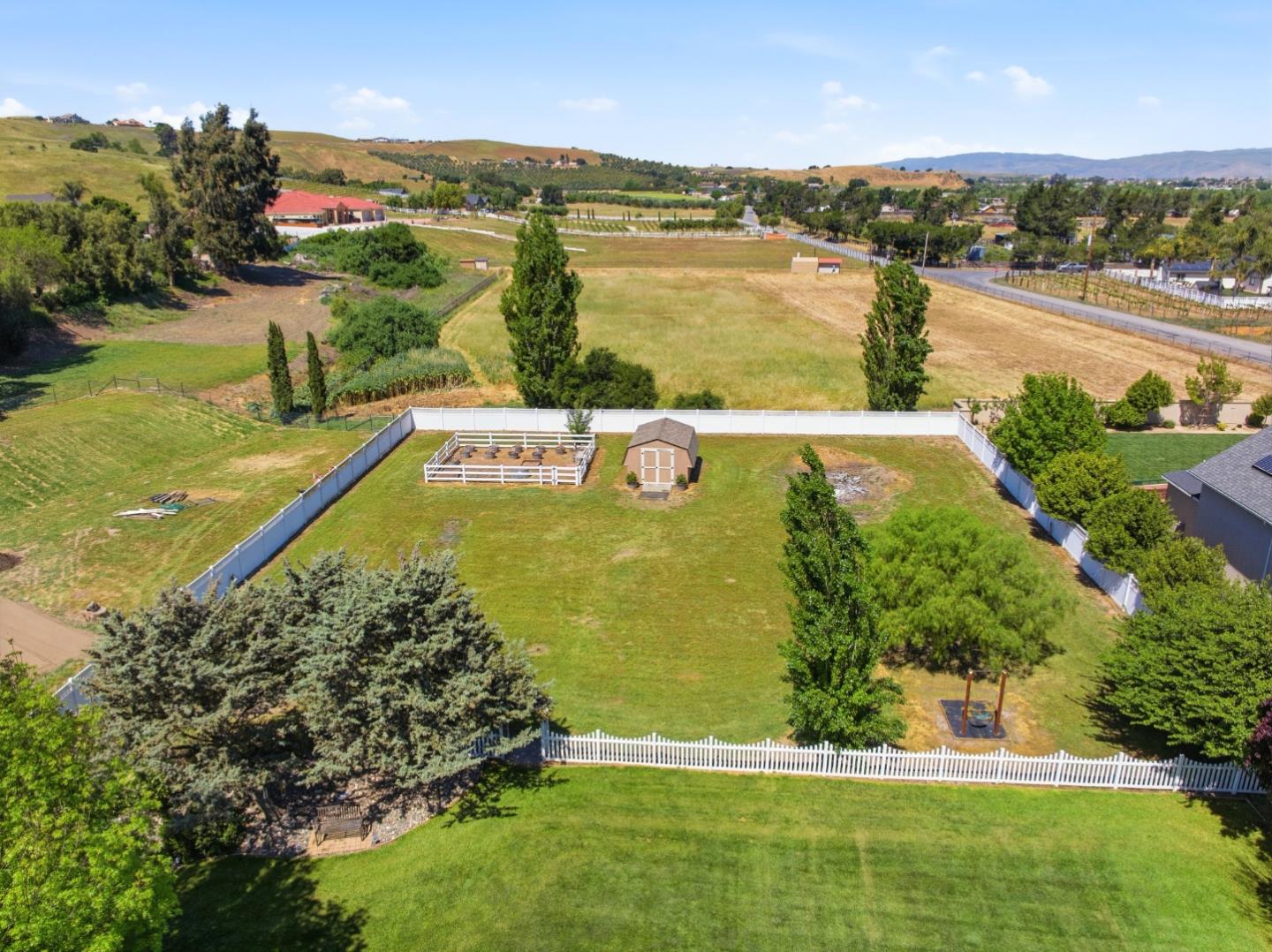 Detail Gallery Image 33 of 39 For 370 Union Hts, Hollister,  CA 95023 - 4 Beds | 3 Baths