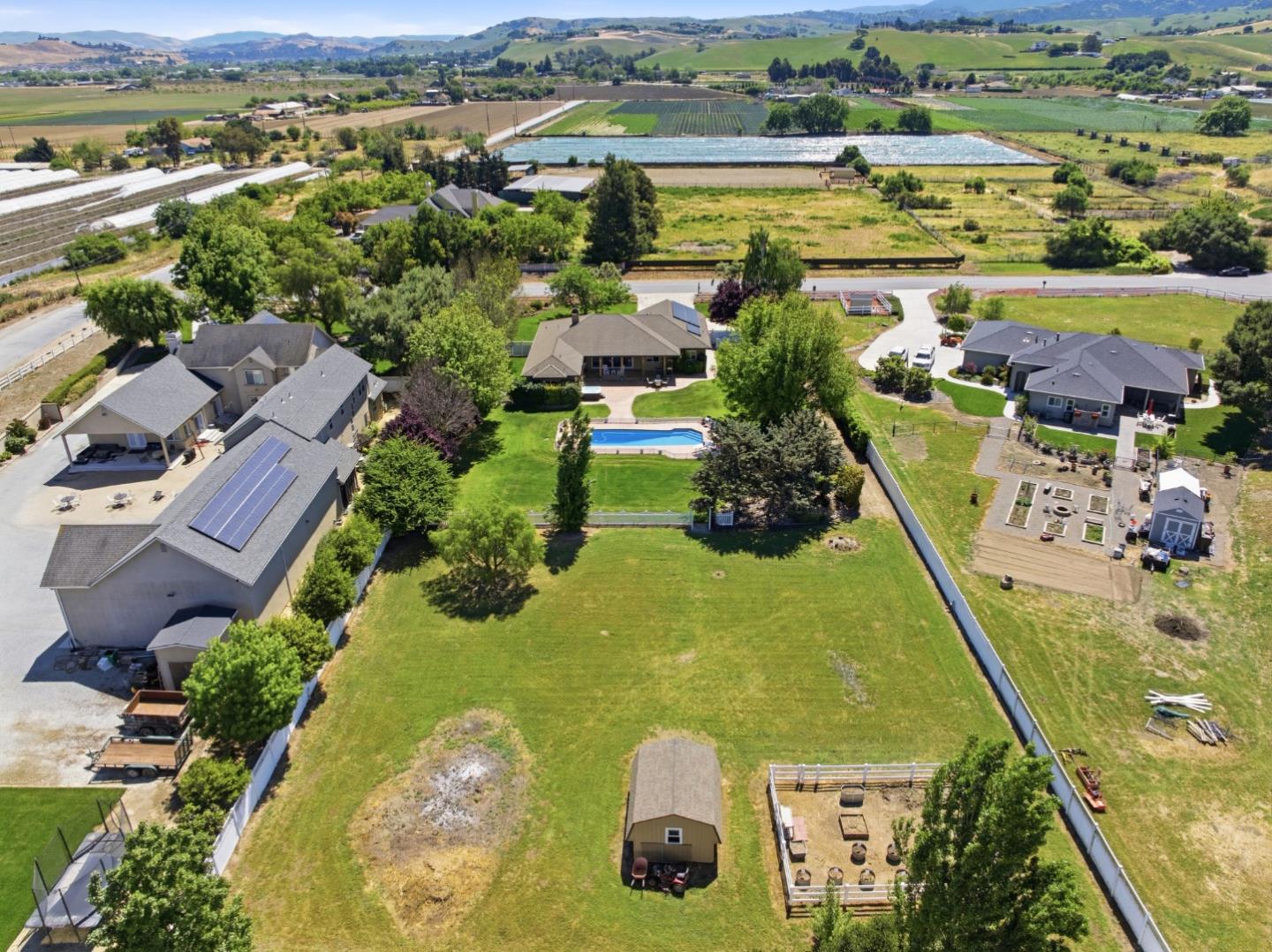 Detail Gallery Image 34 of 39 For 370 Union Hts, Hollister,  CA 95023 - 4 Beds | 3 Baths