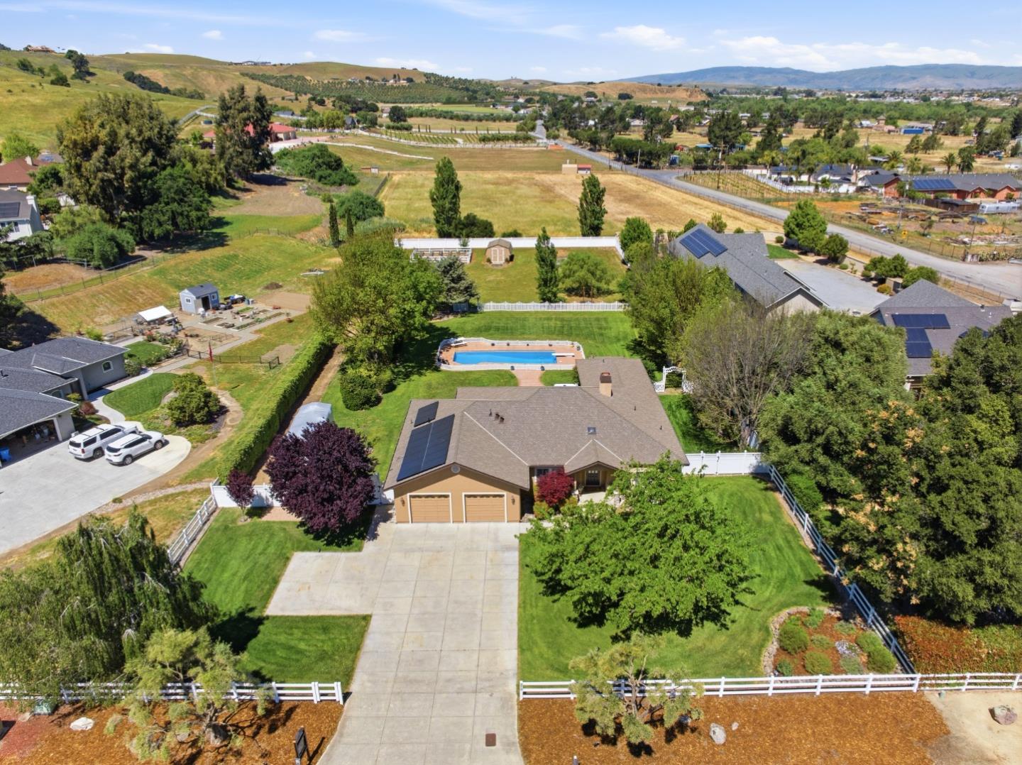 Detail Gallery Image 35 of 39 For 370 Union Hts, Hollister,  CA 95023 - 4 Beds | 3 Baths