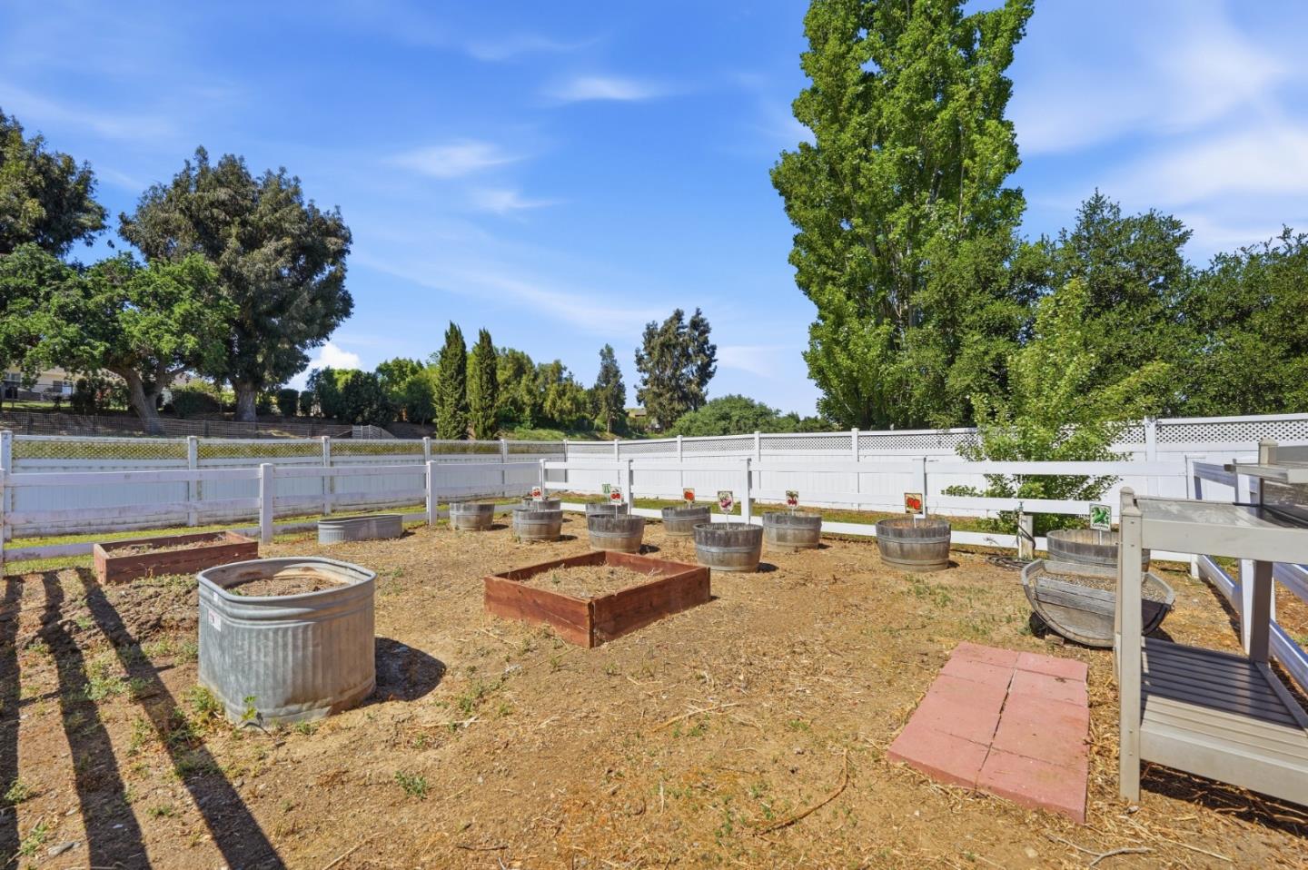 Detail Gallery Image 36 of 39 For 370 Union Hts, Hollister,  CA 95023 - 4 Beds | 3 Baths