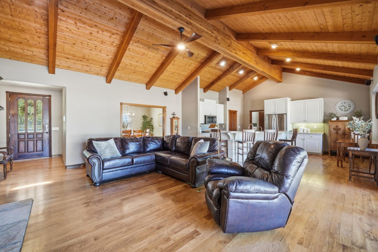 Detail Gallery Image 4 of 39 For 370 Union Hts, Hollister,  CA 95023 - 4 Beds | 3 Baths