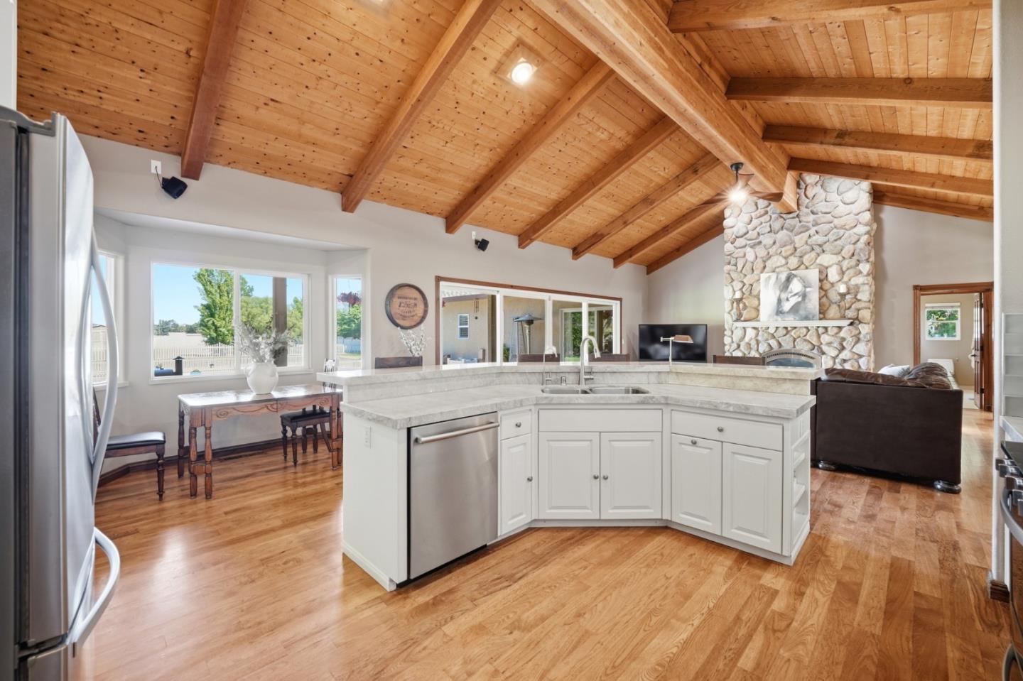 Detail Gallery Image 5 of 39 For 370 Union Hts, Hollister,  CA 95023 - 4 Beds | 3 Baths