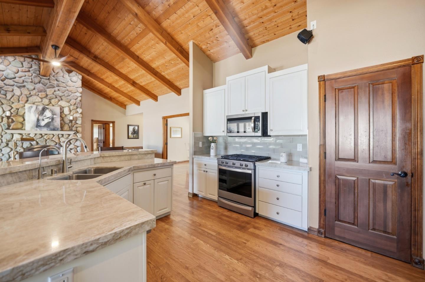 Detail Gallery Image 7 of 39 For 370 Union Hts, Hollister,  CA 95023 - 4 Beds | 3 Baths