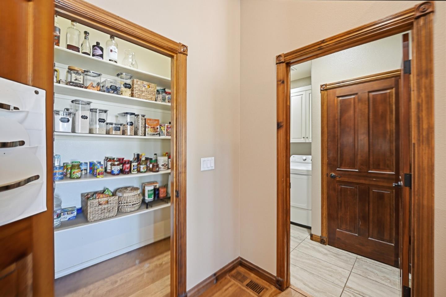 Detail Gallery Image 8 of 39 For 370 Union Hts, Hollister,  CA 95023 - 4 Beds | 3 Baths