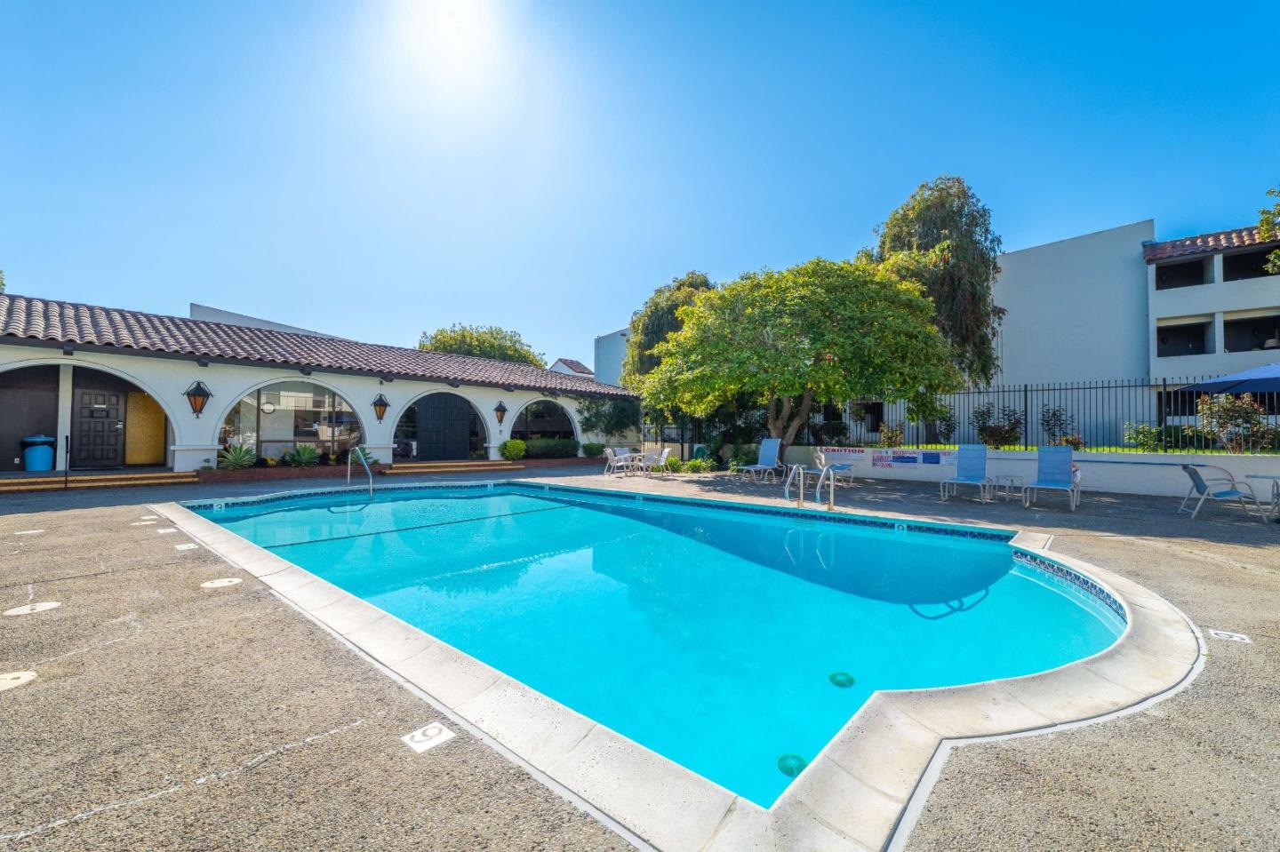 Detail Gallery Image 13 of 28 For 500 Glenwood Cir #313,  Monterey,  CA 93940 - 1 Beds | 1 Baths