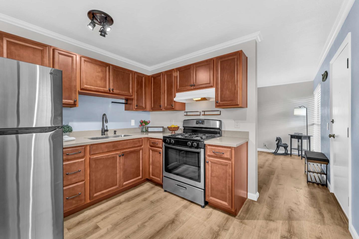 Detail Gallery Image 4 of 28 For 500 Glenwood Cir #313,  Monterey,  CA 93940 - 1 Beds | 1 Baths