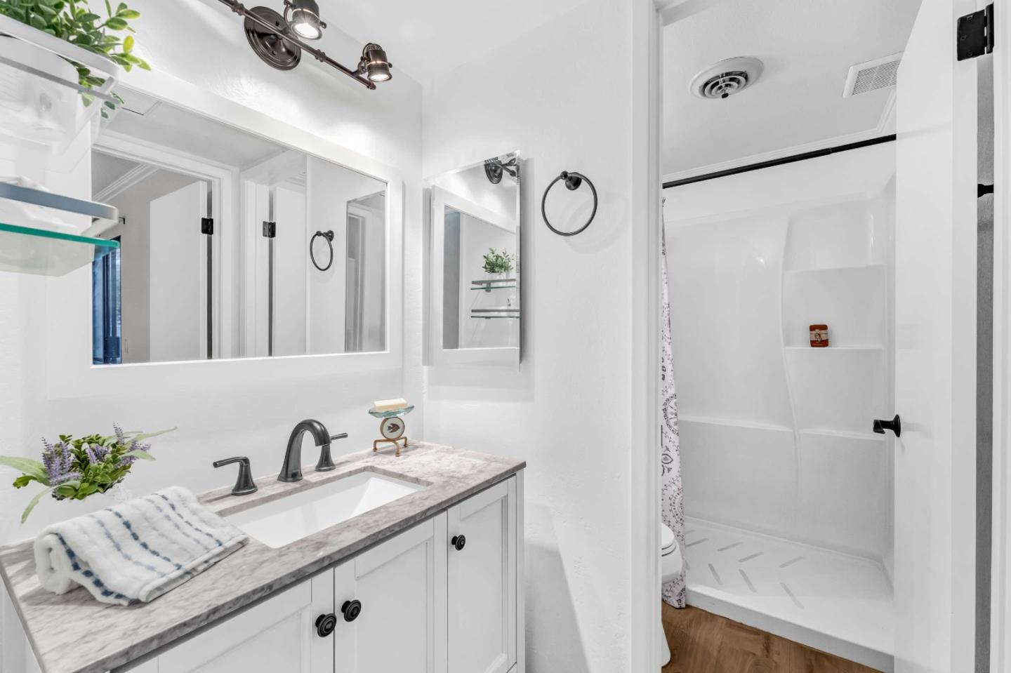 Detail Gallery Image 5 of 28 For 500 Glenwood Cir #313,  Monterey,  CA 93940 - 1 Beds | 1 Baths