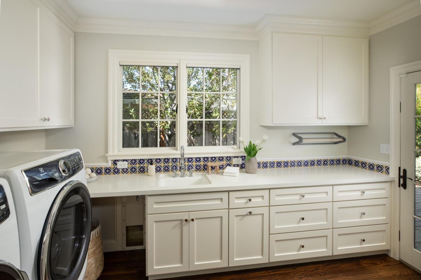 Detail Gallery Image 10 of 21 For 745 Windsor Dr, Menlo Park,  CA 94025 - 4 Beds | 3/1 Baths