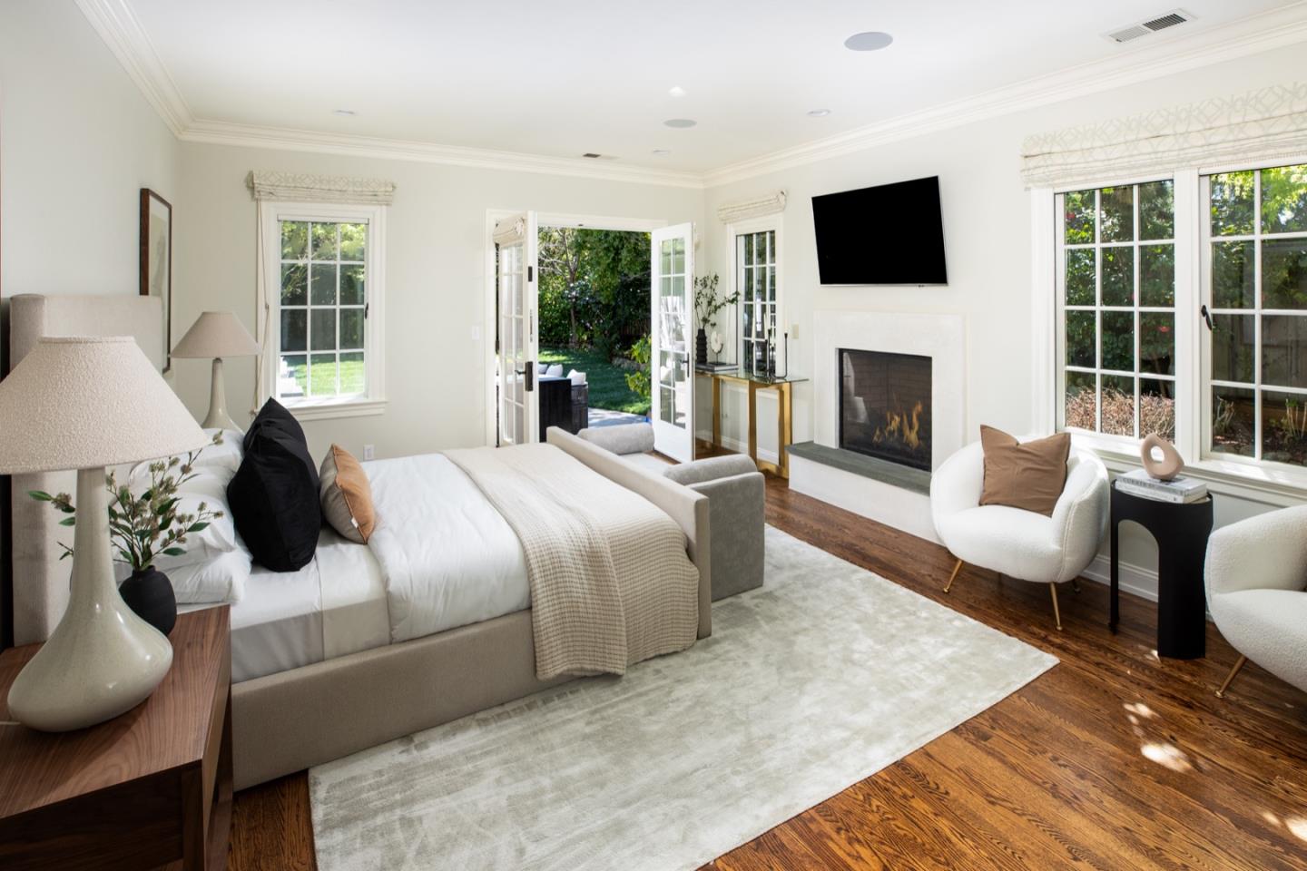 Detail Gallery Image 12 of 21 For 745 Windsor Dr, Menlo Park,  CA 94025 - 4 Beds | 3/1 Baths