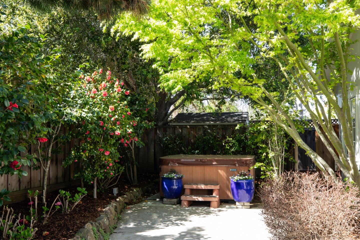 Detail Gallery Image 14 of 21 For 745 Windsor Dr, Menlo Park,  CA 94025 - 4 Beds | 3/1 Baths