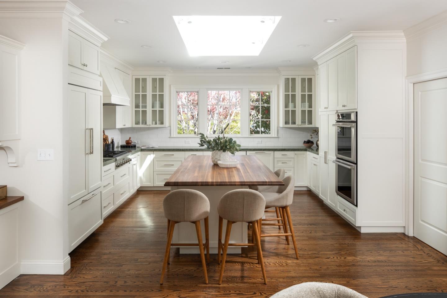 Detail Gallery Image 8 of 21 For 745 Windsor Dr, Menlo Park,  CA 94025 - 4 Beds | 3/1 Baths