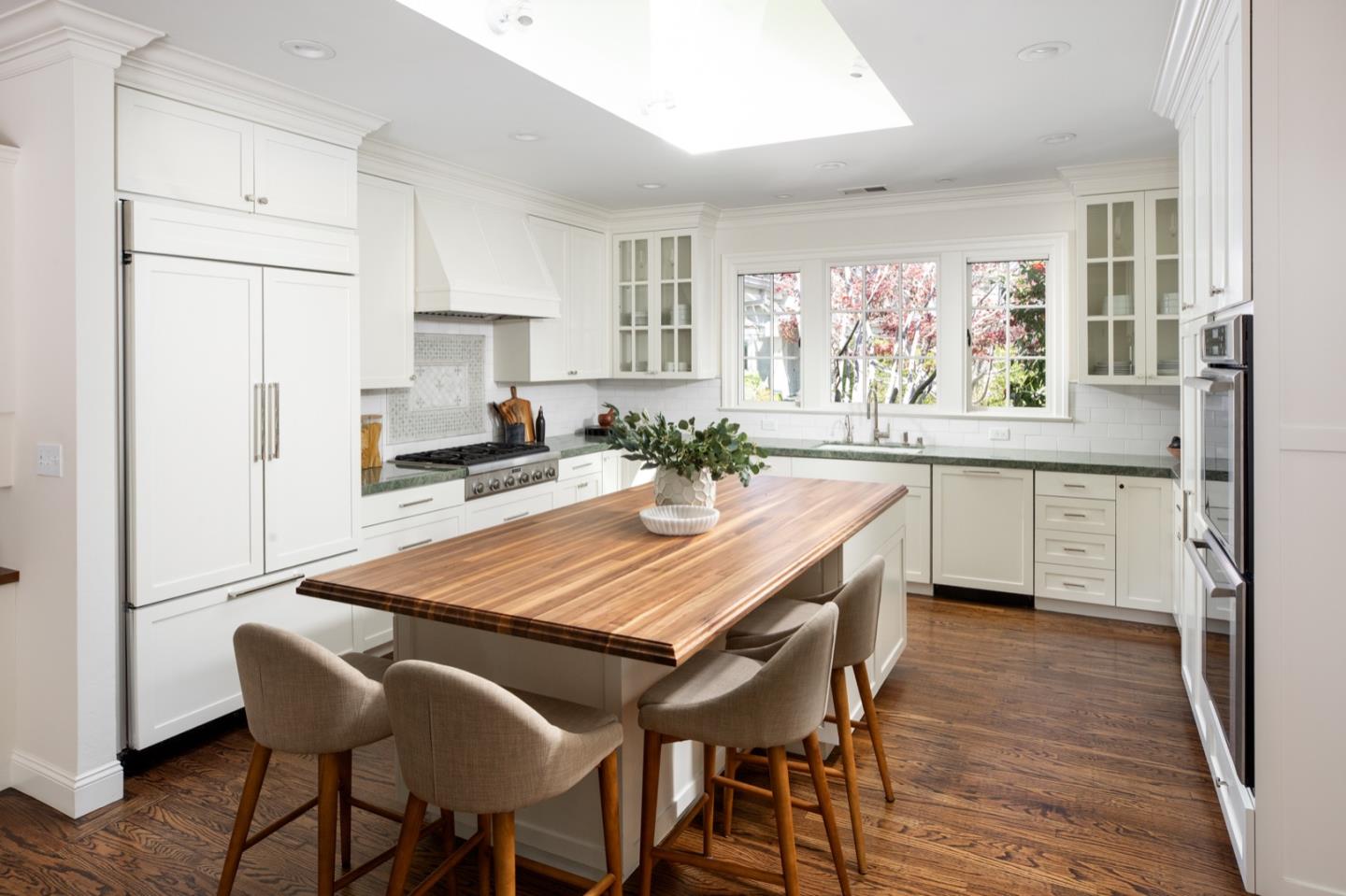 Detail Gallery Image 9 of 21 For 745 Windsor Dr, Menlo Park,  CA 94025 - 4 Beds | 3/1 Baths