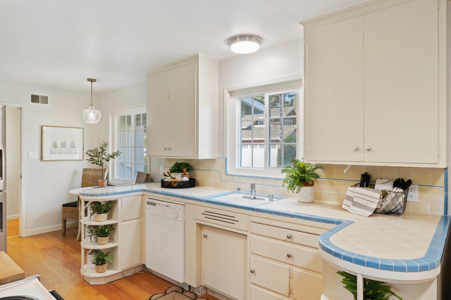 Detail Gallery Image 10 of 20 For 1527 Laurel Pl, Menlo Park,  CA 94025 - 3 Beds | 2 Baths