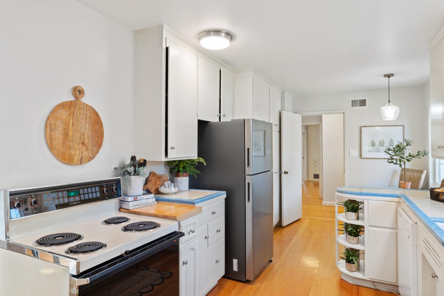 Detail Gallery Image 11 of 20 For 1527 Laurel Pl, Menlo Park,  CA 94025 - 3 Beds | 2 Baths