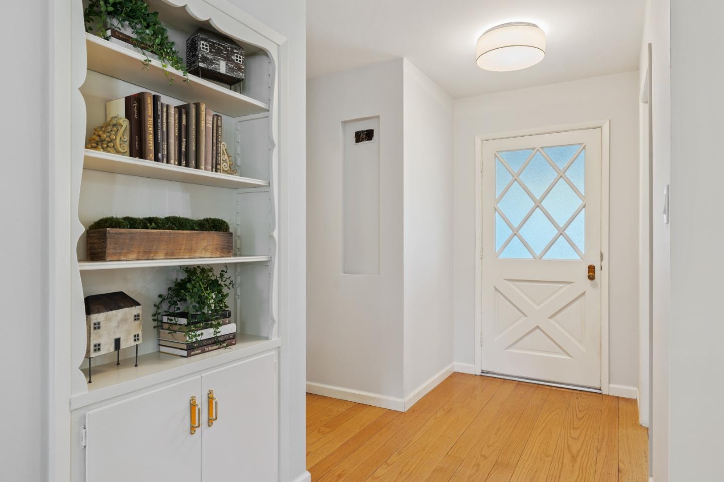 Detail Gallery Image 4 of 20 For 1527 Laurel Pl, Menlo Park,  CA 94025 - 3 Beds | 2 Baths