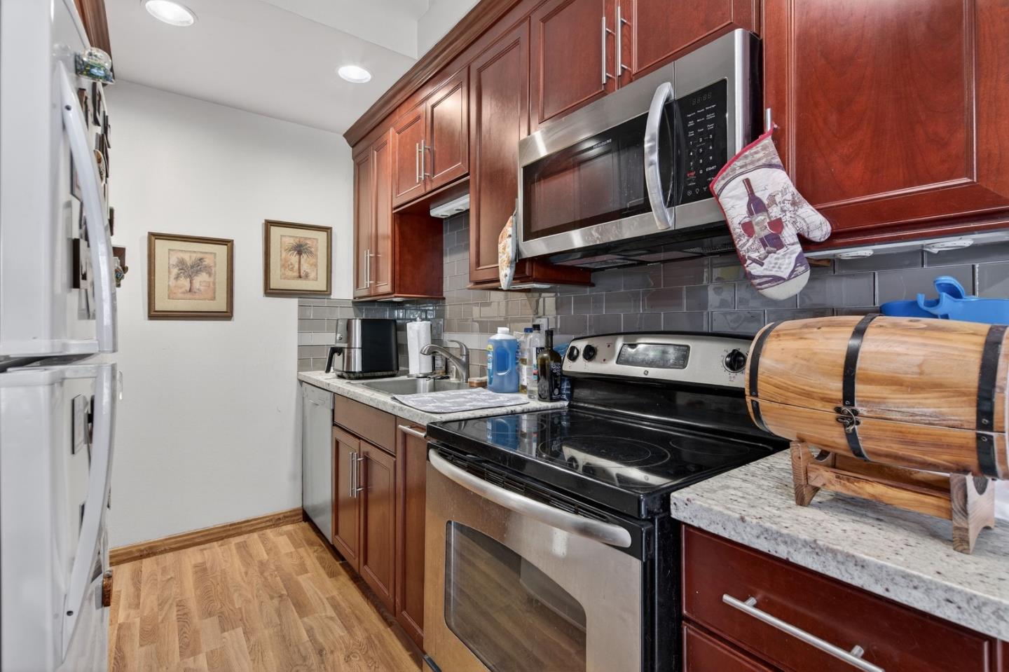 Detail Gallery Image 7 of 19 For 158 Kern St #10,  Salinas,  CA 93905 - 1 Beds | 1 Baths