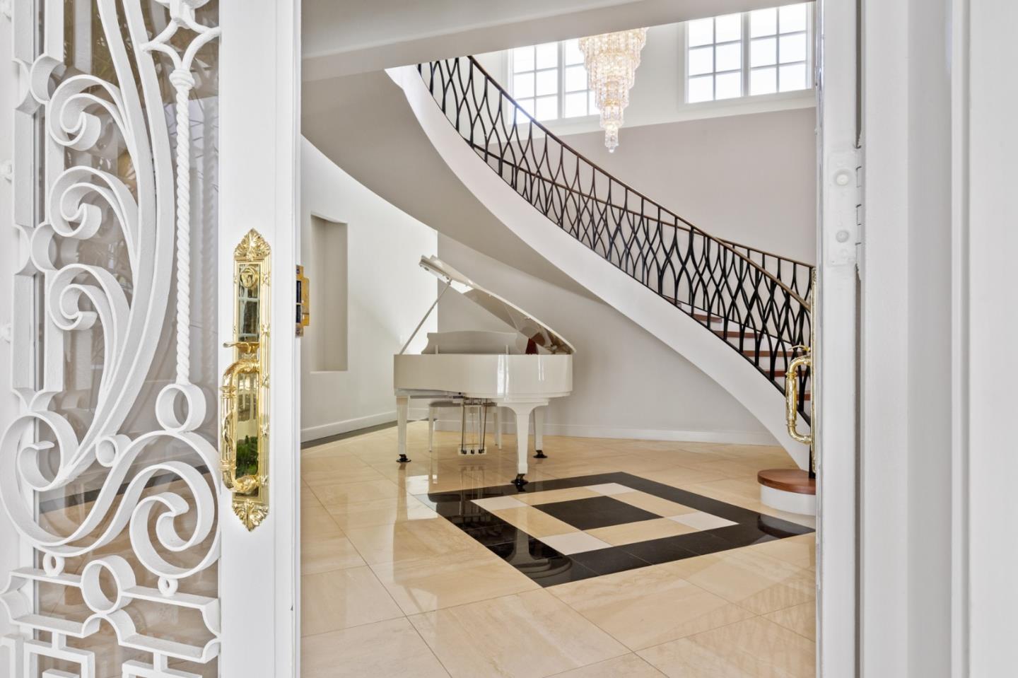 Detail Gallery Image 12 of 120 For 15 Boroughwood Pl, Hillsborough,  CA 94010 - 6 Beds | 7/2 Baths