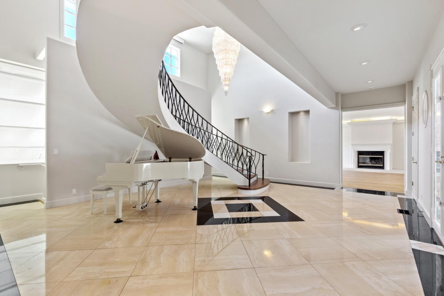 Detail Gallery Image 14 of 120 For 15 Boroughwood Pl, Hillsborough,  CA 94010 - 6 Beds | 7/2 Baths