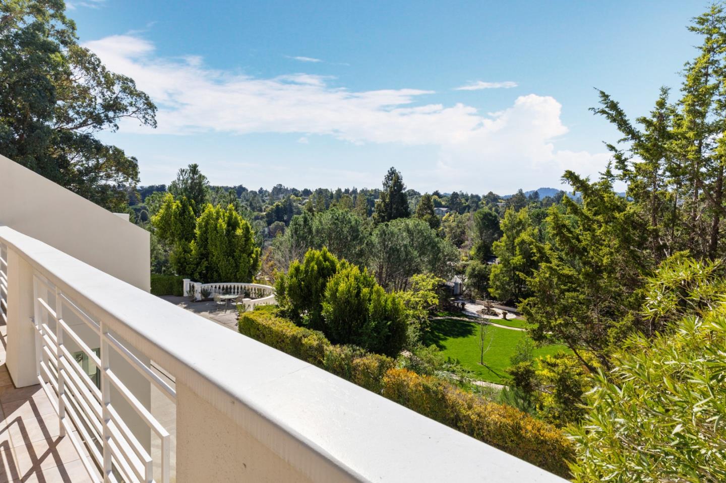 Detail Gallery Image 18 of 120 For 15 Boroughwood Pl, Hillsborough,  CA 94010 - 6 Beds | 7/2 Baths