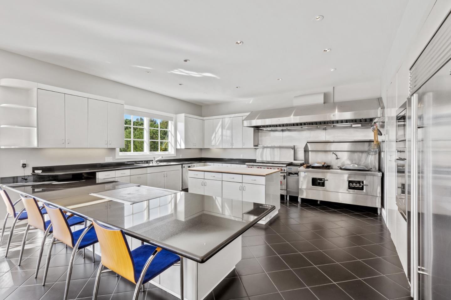 Detail Gallery Image 27 of 120 For 15 Boroughwood Pl, Hillsborough,  CA 94010 - 6 Beds | 7/2 Baths