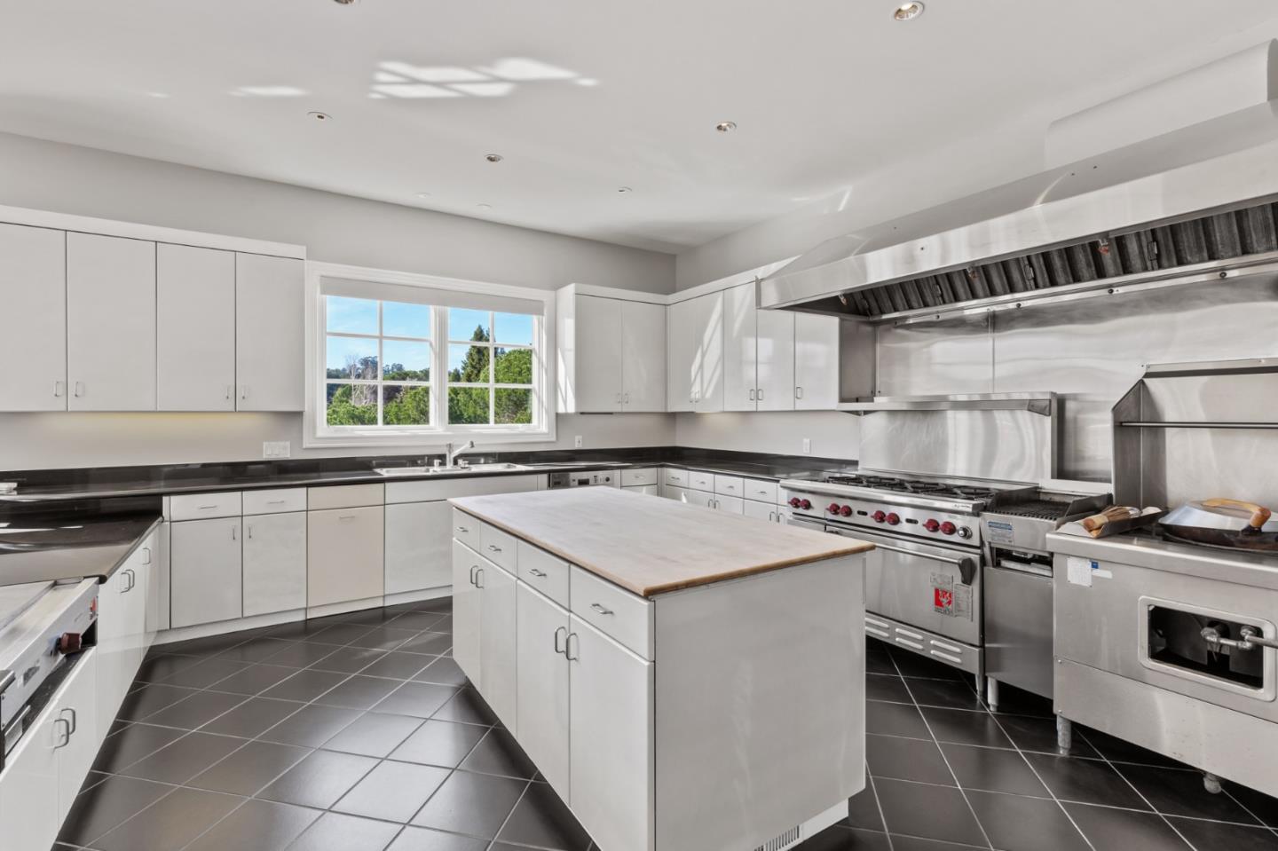 Detail Gallery Image 28 of 120 For 15 Boroughwood Pl, Hillsborough,  CA 94010 - 6 Beds | 7/2 Baths