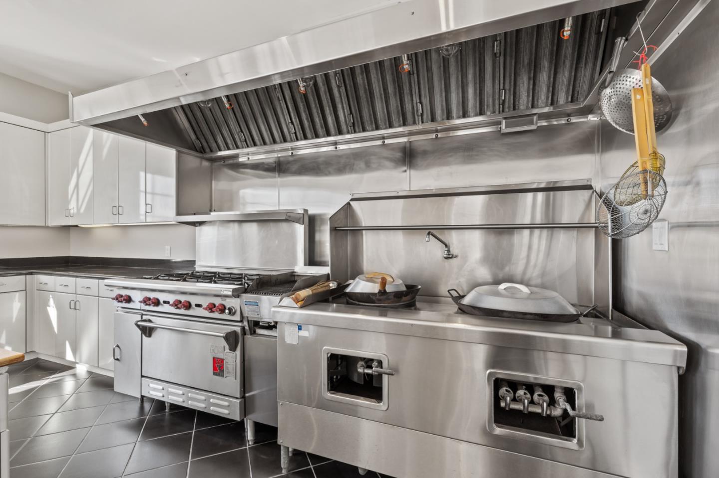 Detail Gallery Image 29 of 120 For 15 Boroughwood Pl, Hillsborough,  CA 94010 - 6 Beds | 7/2 Baths